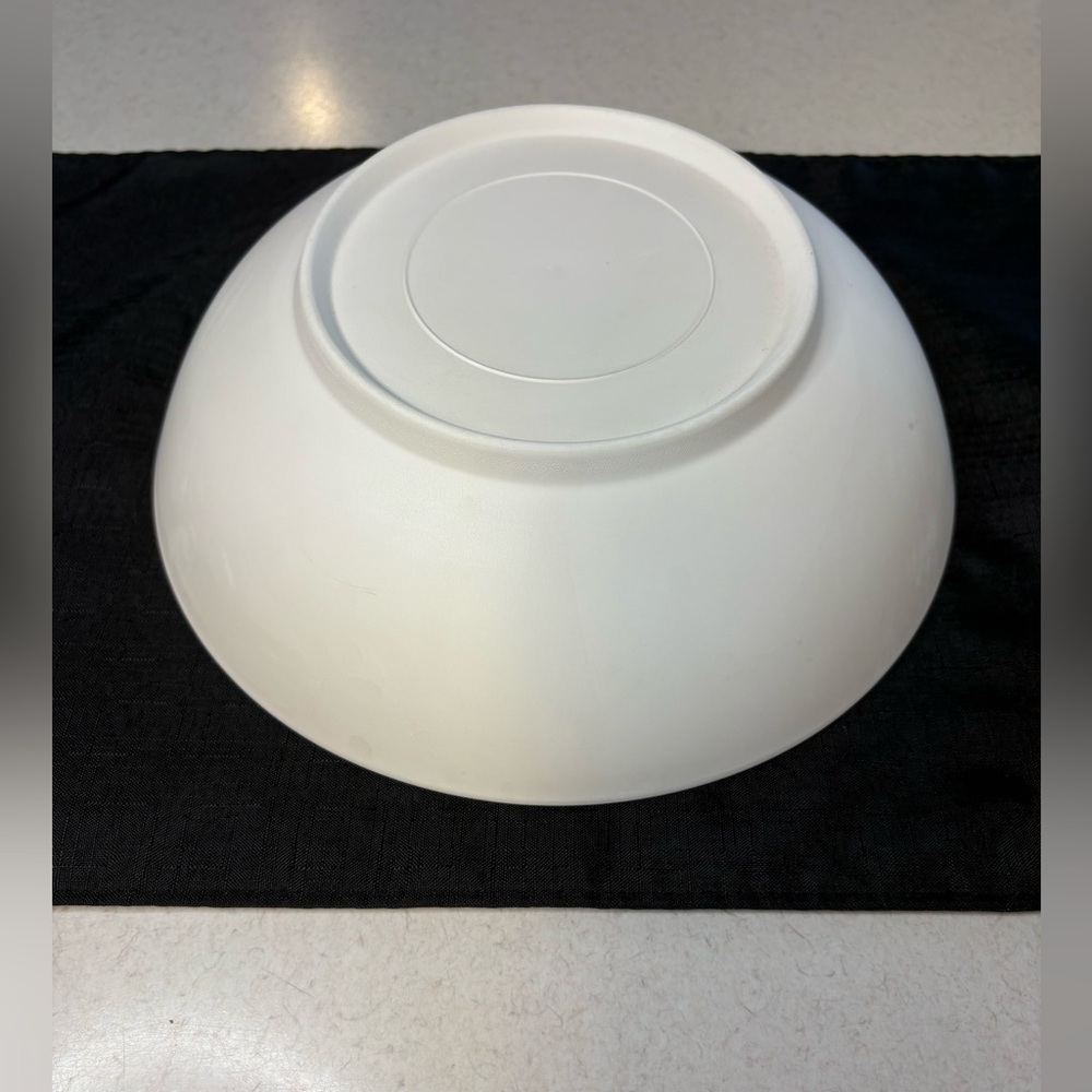 Elegant White Porcelain Bowl - Picture 4 of 6